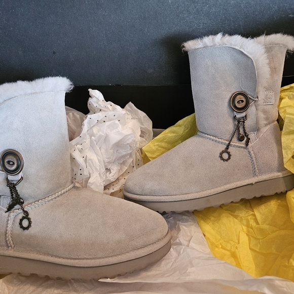 Gray UGGS - Picture 13 of 13